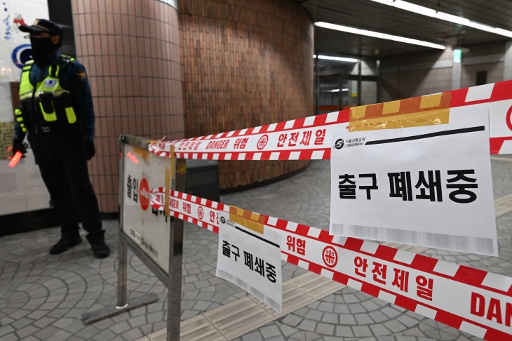 헌법재판소가 윤석열 대통령 탄핵심판 선고일을 발표한 1일 헌재 인근 서울 지하철 3호선 안국역 한 출입구에 통제선이 설치돼 있다. 안국역은 선고 당일인 4일 첫 차부터 역을 폐쇄한 뒤 무정차 운행할 예정이다. 2025.4.1 홍윤기 기자