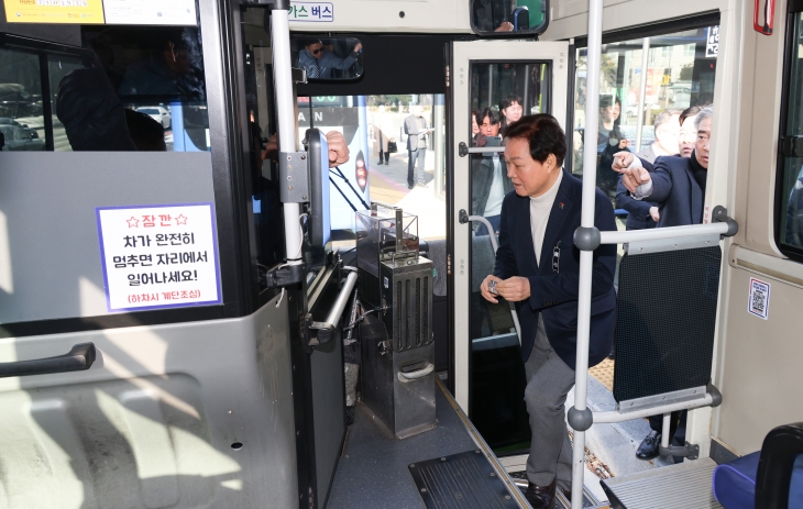 박완수 경남지사가 지난 1월 경남형 대중교통비 지원사업인 ‘경남패스’를 시연하고자 버스에 오르고 있다. 경남도 제공
