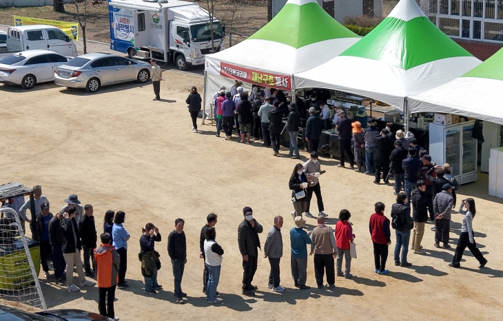 길안중학교 운동장, 배식 기다리는 이재민