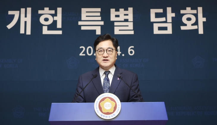 우원식 국회의장이 6일 서울 여의도 국회 사랑재에서 개헌 관련 기자회견을 하고 있다. 연합뉴스