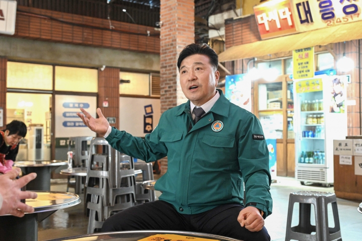 최재구 충남 예산군수가 7일 ‘먹방 시장의 성지’가 된 예산시장에서 서울신문과 인터뷰하고 있다. 예산군 제공