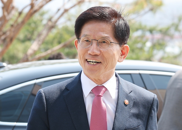 업무협약식 참석하는 김문수 장관