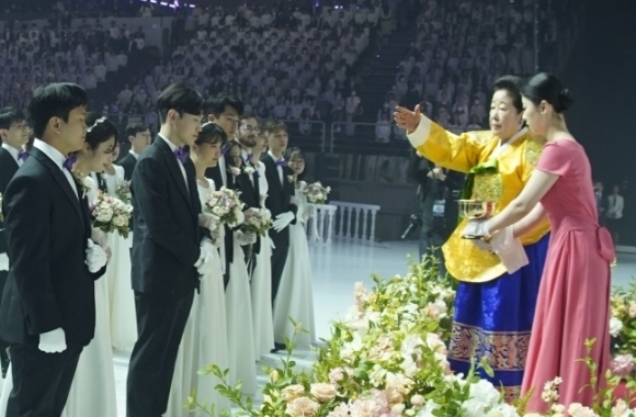 7일 세계평화통일가정연합(옛 통일교)가 3년 만에 연 대규모 합동결혼식에서 한학자 총재가 성수 의식을 하고 있다. 이날 합동결혼식 행사를 통해 150개국 남녀 8000쌍이 부부의 연을 맺었다. 2023.5.7 세계평화통일가정연합 제공