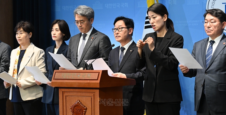 법제사법위원회 소속 야당 위원들이 8일 국회 소통관에서 한덕수 대통령 권한대행의 헌법재판관 지명 철회를 촉구하는 기자회견을 하고 있다.  홍윤기 기자