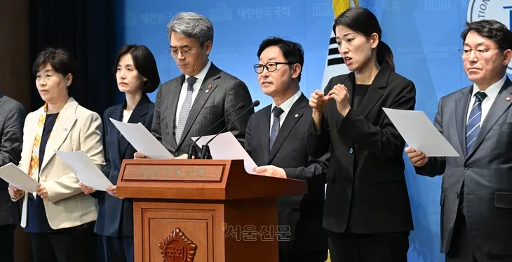법제사법위원회 소속 야당 위원들이 8일 국회 소통관에서 한덕수 대통령 권한대행의 헌법재판관 지명 철회를 촉구하는 기자회견을 하고 있다. 홍윤기 기자 법제사법위원회 소속 야당 위원들이 8일 국회 소통관에서 한덕수 대통령 권한대행의 헌법재판관 지명 철회를 촉구하는 기자회견을 하고 있다. 홍윤기 기자