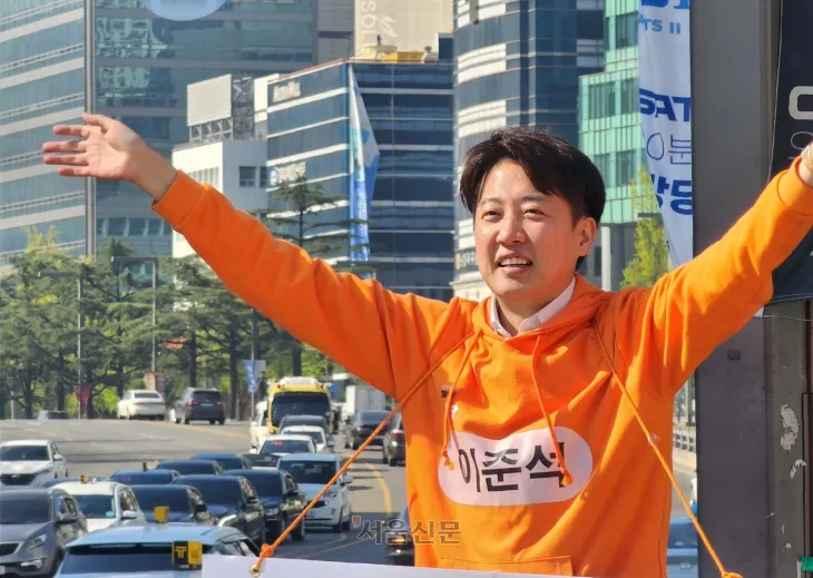 지난달 11일 대구 동구 동대구역네거리에서 이준석 개혁신당 대선 후보가 출근길 인사를 하고 있다. 2025. 04. 11. 대구 민경석 기자 지난달 11일 대구 동구 동대구역네거리에서 이준석 개혁신당 대선 후보가 출근길 인사를 하고 있다. 2025. 04. 11. 대구 민경석 기자