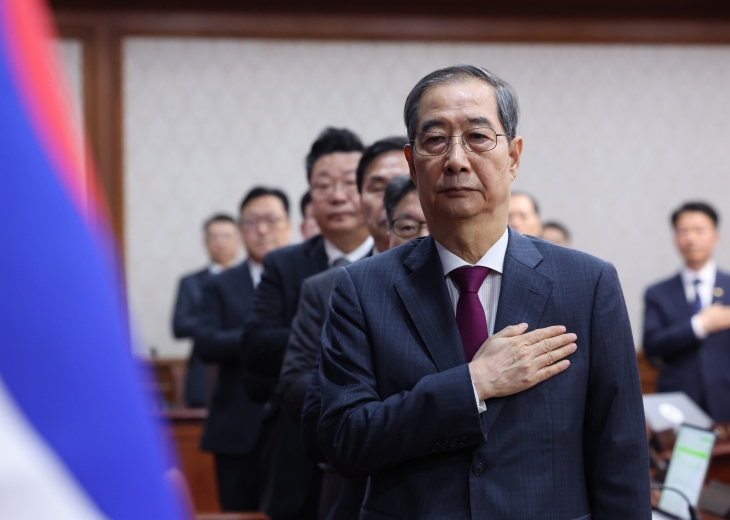 한덕수 대통령 권한대행 겸 국무총리가 14일 정부서울청사에서 열린 국무회의에서 국민의례를 하고 있다. 한 대행은 “미국 정부와 본격적인 협상의 시간에 돌입했다”며 “국무위원들과 함께 저에게 부여된 마지막 소명을 다하겠다”고 밝혔다. 연합뉴스