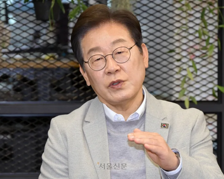 이재명 더불어민주당 대선 예비후보가 14일 서울 강남구 퓨리오사AI에서 모두발언을 하고 있다. 2025.4.14 국회사진기자단 이재명 더불어민주당 대선 예비후보가 14일 서울 강남구 퓨리오사AI에서 모두발언을 하고 있다. 2025.4.14 국회사진기자단