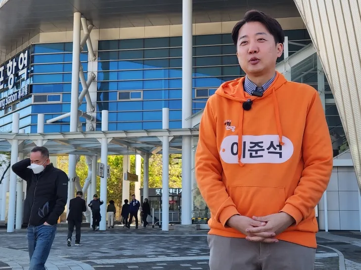 15일 경북 포항시 포항역에서 이준석 개혁신당 의원이 현장 브리핑을 하고 있다. 김형엽 기자 15일 경북 포항시 포항역에서 이준석 개혁신당 의원이 현장 브리핑을 하고 있다. 김형엽 기자