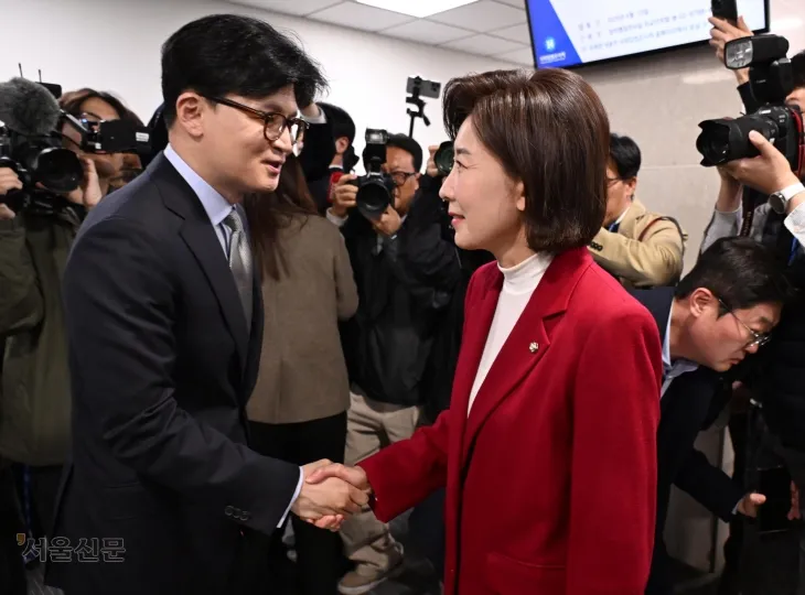 어색한 악수? 어색한 악수?