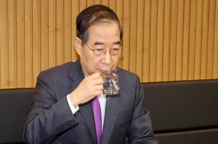 물 마시는 한덕수 권한대행 물 마시는 한덕수 권한대행
