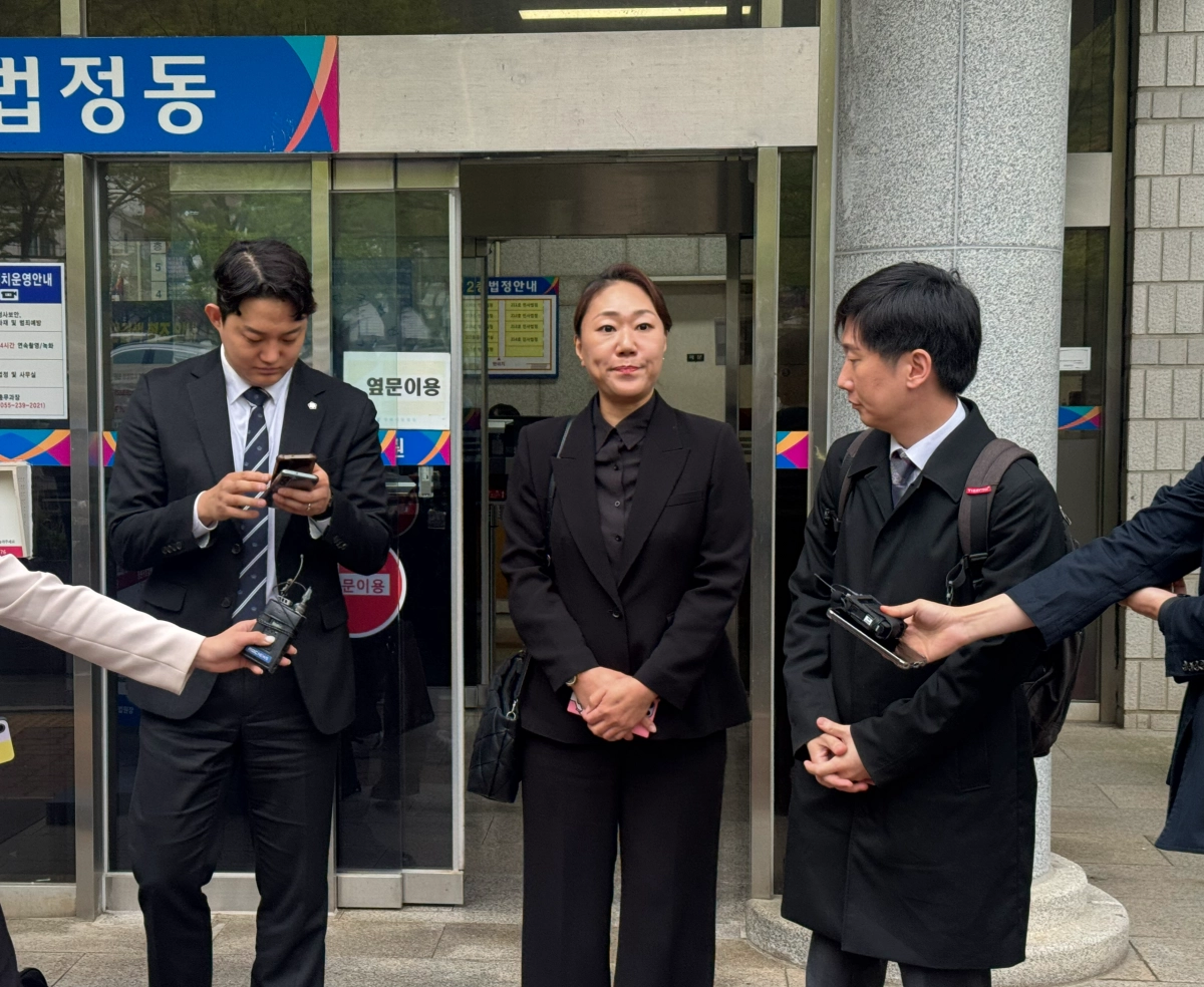 윤석열 전 대통령 부부의 공천 개입 의혹을 제기한 강혜경씨와 그의 변호인단이 지난 4월 17일 창원지법 앞에서 기자들과 만나 ‘명태균 관련 사건 특검’을 촉구하고 있다. 이창언 기자 윤석열 전 대통령 부부의 공천 개입 의혹을 제기한 강혜경씨와 그의 변호인단이 지난 4월 17일 창원지법 앞에서 기자들과 만나 ‘명태균 관련 사건 특검’을 촉구하고 있다. 이창언 기자