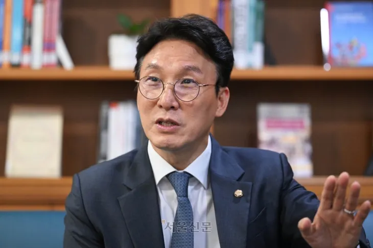 지난 4월 당시 더불어민주당 김민석 최고위원이 서울신문과 인터뷰하는 모습. 2025.4.24 홍윤기 기자 지난 4월 당시 더불어민주당 김민석 최고위원이 서울신문과 인터뷰하는 모습. 2025.4.24 홍윤기 기자