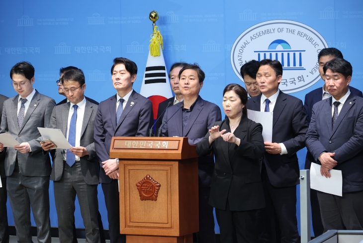 더불어민주당 전정권정치탄압대책위원회 위원들이 24일 서울 여의도 국회 소통관에서 문재인 전 대통령 기소 관련 긴급 기자회견을 하고 있다. 2025.4.24 연합뉴스