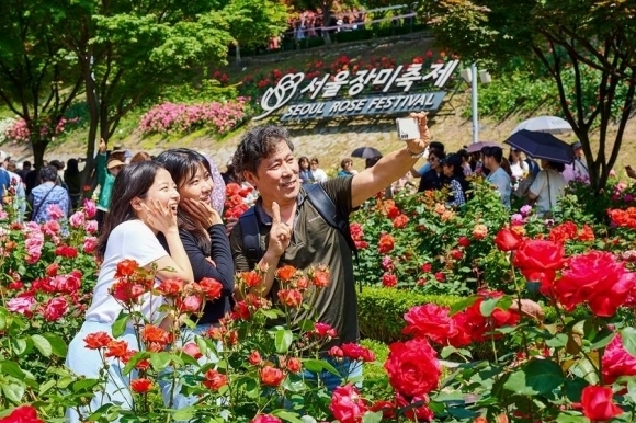 지난해 ‘중랑 서울장미축제’를 찾은 시민들이 기념사진을 찍고 있다. 중랑구 제공