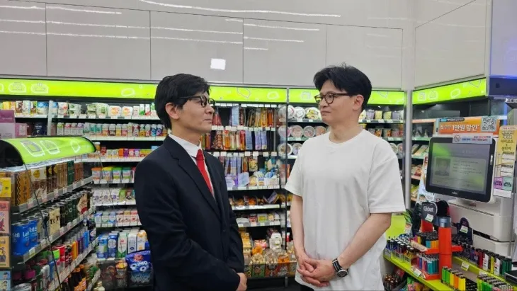 쿠팡플레이 ‘SNL 코리아’ 시즌7의 코너 ‘지점장이 간다’에 출연한 한동훈 국민의힘 대선경선 후보. 한동훈 페이스북 쿠팡플레이 ‘SNL 코리아’ 시즌7의 코너 ‘지점장이 간다’에 출연한 한동훈 국민의힘 대선경선 후보. 한동훈 페이스북