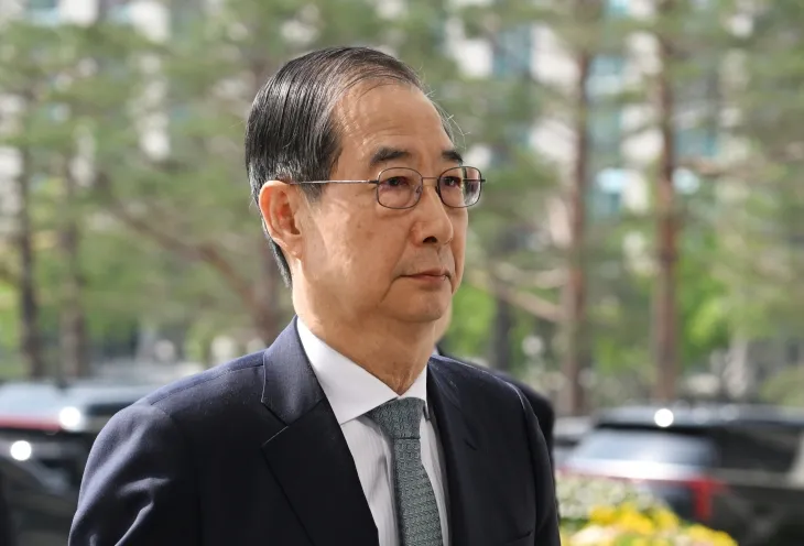 한덕수 대통령 권한대행 국무총리가 24일 오전 서울 여의도 국회에서 2025년도 제1회 추경예산안에 대한 정부 시정연설을 위해 본청에 입장하고 있다. 2025.4.24 공동취재 한덕수 대통령 권한대행 국무총리가 24일 오전 서울 여의도 국회에서 2025년도 제1회 추경예산안에 대한 정부 시정연설을 위해 본청에 입장하고 있다. 2025.4.24 공동취재