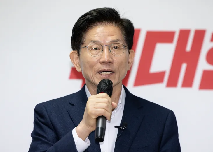 김문수 국민의힘 대선 경선 후보가 27일 오전 서울 여의도 캠프 사무실에서 열린 김은희 전 의원 지지 선언 기자회견에서 발언하고 있다. 2025.4.27 뉴스1 김문수 국민의힘 대선 경선 후보가 27일 오전 서울 여의도 캠프 사무실에서 열린 김은희 전 의원 지지 선언 기자회견에서 발언하고 있다. 2025.4.27 뉴스1