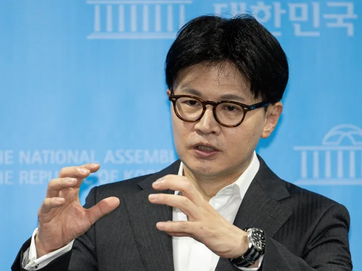 한동훈 국민의힘 대선 경선 후보가 22일 오전 서울 여의도 국회 소통관에서 정책 비전발표를 마친 후 취재진 질문에 답변하고 있다. 2025.4.22 뉴스1 한동훈 국민의힘 대선 경선 후보가 22일 오전 서울 여의도 국회 소통관에서 정책 비전발표를 마친 후 취재진 질문에 답변하고 있다. 2025.4.22 뉴스1