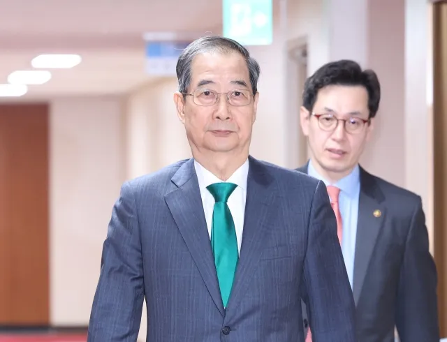 한덕수(왼쪽) 대통령 권한대행 국무총리와 손영택 국무총리 비서실장이 지난 18일 정부서울청사에서 열린 국무회의에 입장하고 있다. 연합뉴스 한덕수(왼쪽) 대통령 권한대행 국무총리와 손영택 국무총리 비서실장이 지난 18일 정부서울청사에서 열린 국무회의에 입장하고 있다. 연합뉴스