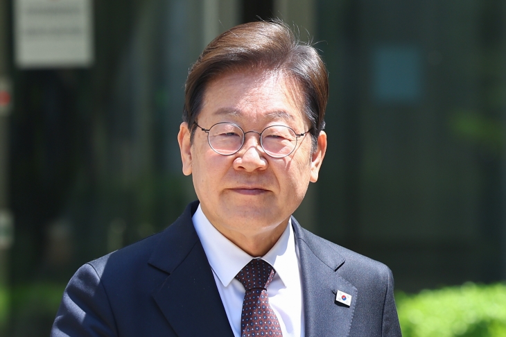 법원 나서는 이재명 후보