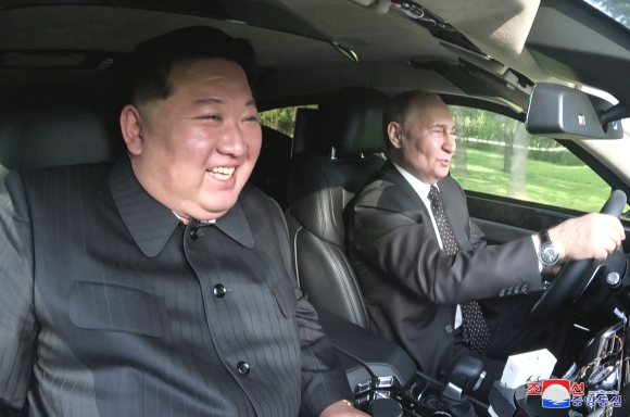 김정은(왼쪽) 북한 국무위원장이 블라디미르 푸틴 러시아 대통령과 금수산영빈관 정원 구역에서 시간을 함께 보내며 친교를 다졌다고 조선중앙통신이 20일 보도했다. 사진은 19일 푸틴 대통령이 김 위원장에게 선물한 아우루스 차를 운전하는 모습. 2024.6.20 조선중앙통신 연합뉴스