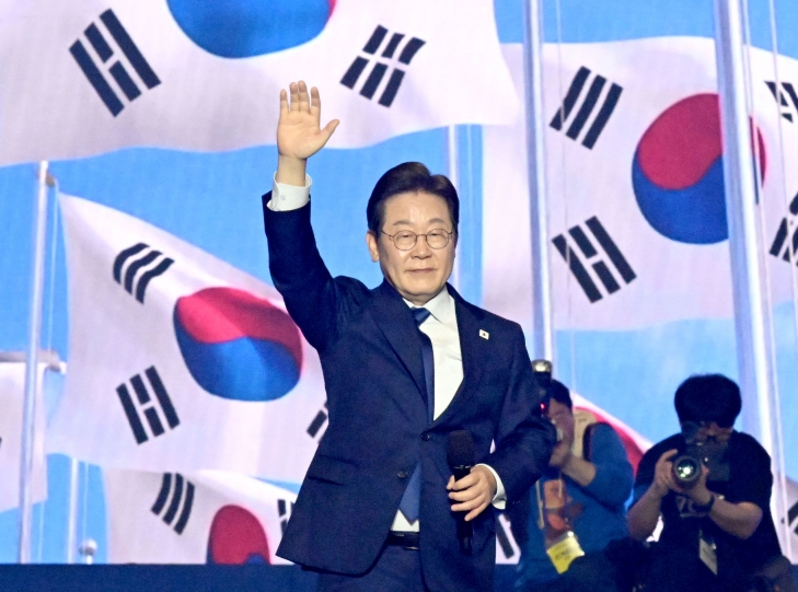 더불어민주당 제21대 대선 후보로 확정된 이재명 후보가 27일 경기 고양시 일산서구 킨텍스에서 열린 수도권·강원·제주 경선에서 후보 수락 연설을 하기에 앞서 지지자들에게 손을 들어 인사하고 있다. 2025.4.27 안주영 전문기자