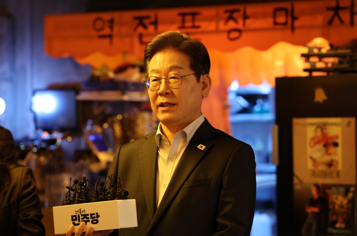 이재명 더불어민주당 대선 후보가 1일 서울 종로구 한 음식점에서 열린 ‘민생시리즈2’ 비전형 노동자 간담회를 마친 후 대법원이 공직선거법 위반 사건을 유죄 취지로 파기환송한 것에 대해 입장을 밝히고 있다. 뉴스1
