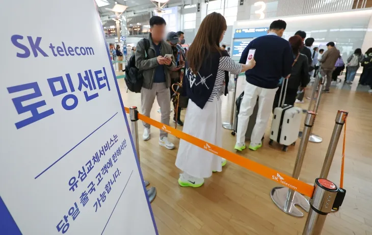 인천국제공항 출국장에 늘어선 유심 교체 대기 행렬 4일 인천국제공항 제1여객터미널 출국장에 마련된 SK텔레콤 로밍센터에서 유심을 교체하려는 출국 예정자들이 줄을 서고 있다. 연합뉴스 인천국제공항 출국장에 늘어선 유심 교체 대기 행렬 4일 인천국제공항 제1여객터미널 출국장에 마련된 SK텔레콤 로밍센터에서 유심을 교체하려는 출국 예정자들이 줄을 서고 있다. 연합뉴스