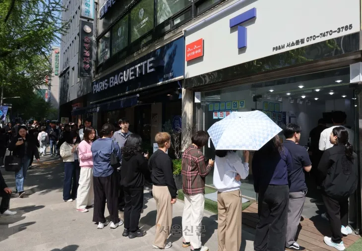 가입자 유심(USIM) 정보를 탈취당한 SK텔레콤이 유심 무료교체 서비스를 시작한 28일 서울시내 한 SK텔레콤 PS&M 직영점에서 시민들이 유심 교체를 위해 줄을 서 있다. 2025.4.28. 홍윤기 기자 가입자 유심(USIM) 정보를 탈취당한 SK텔레콤이 유심 무료교체 서비스를 시작한 28일 서울시내 한 SK텔레콤 PS&M 직영점에서 시민들이 유심 교체를 위해 줄을 서 있다. 2025.4.28. 홍윤기 기자