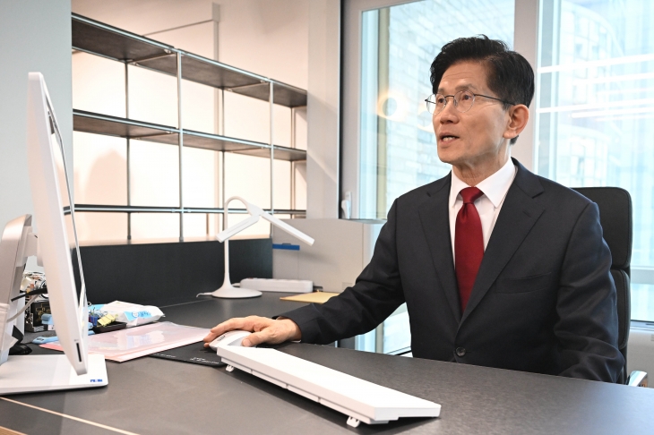 국민의힘 김문수 대선 후보가 8일 서울 영등포구 여의도 국민의힘 당사 대선 후보 사무실에서 자리에 앉아 집무를 보고 있다. 2025.5.8 홍윤기 기자