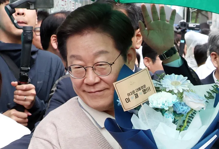 지지자 꽃다발 받는 이재명 민주당 대선후보 지지자 꽃다발 받는 이재명 민주당 대선후보