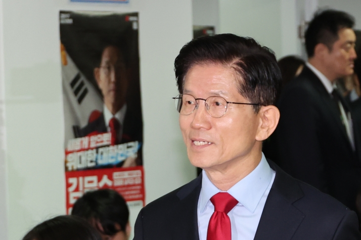 김문수 국민의힘 대선 후보가 10일 서울 여의도 캠프 사무실에서 사상 초유의 대선 후보 교체 강행에 대한 입장을 밝히기 위해 긴급 기자회견에 나서고 있다. 2025.5.10 연합뉴스