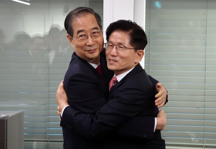 국민의힘 김문수 대선 후보와 한덕수 전 국무총리가 11일 서울 여의도 국민의힘 대선후보 사무실에서 회동을 마친 뒤, 포옹하고 있다. 2025.5.11 [공동취재]