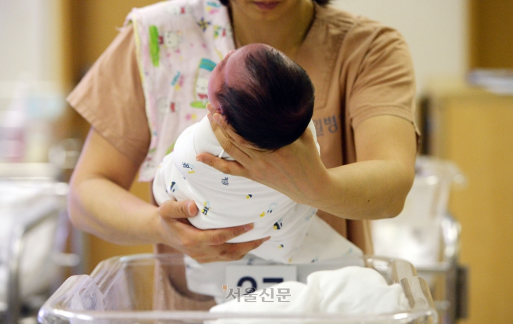 산부인과 전문병원인 서울 중구 제일병원 신생아실에서 간호사들이 신생아들을 돌보고 있다. 서울신문
