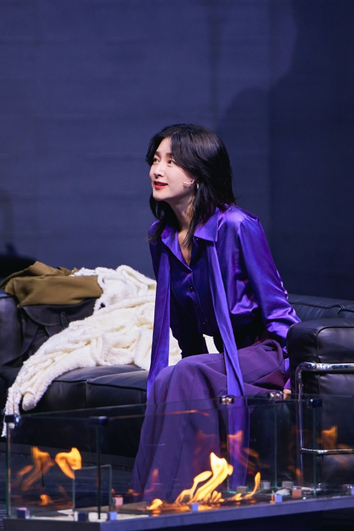 연극 ‘헤다 가블러’에서 배우 이영애가 결혼·출산이라는 제도와 관습을 거부하며 끊임없이 자기 정체성을 갈망하는 헤다를 연기하고 있다. LG아트센터 제공