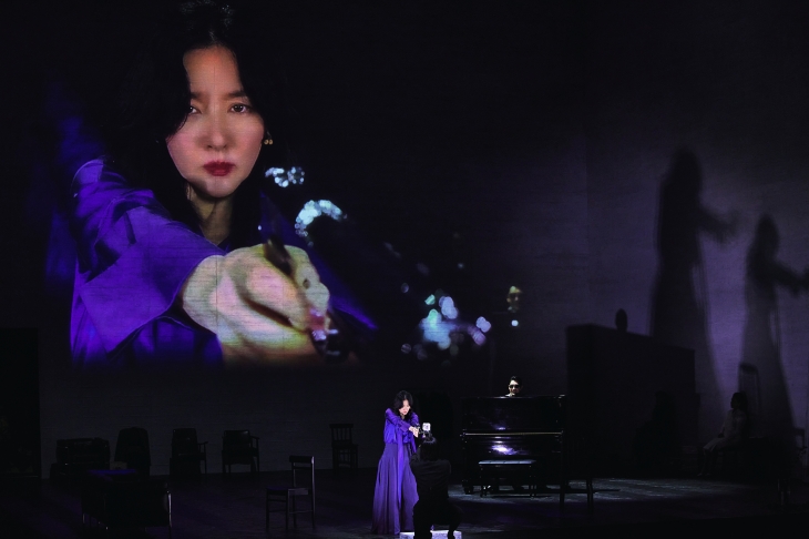 베르트 역의 조어진이 무대에서 작은 카메라를 들고 헤다를 찍으면 그 장면이 벽면에 크게 확대돼 비친다. 관객은 총을 든 채 비장한 표정을 한 헤다의 얼굴을 바로 앞에서 마주하는 듯한 기분을 느낄 수 있다. LG아트센터 제공