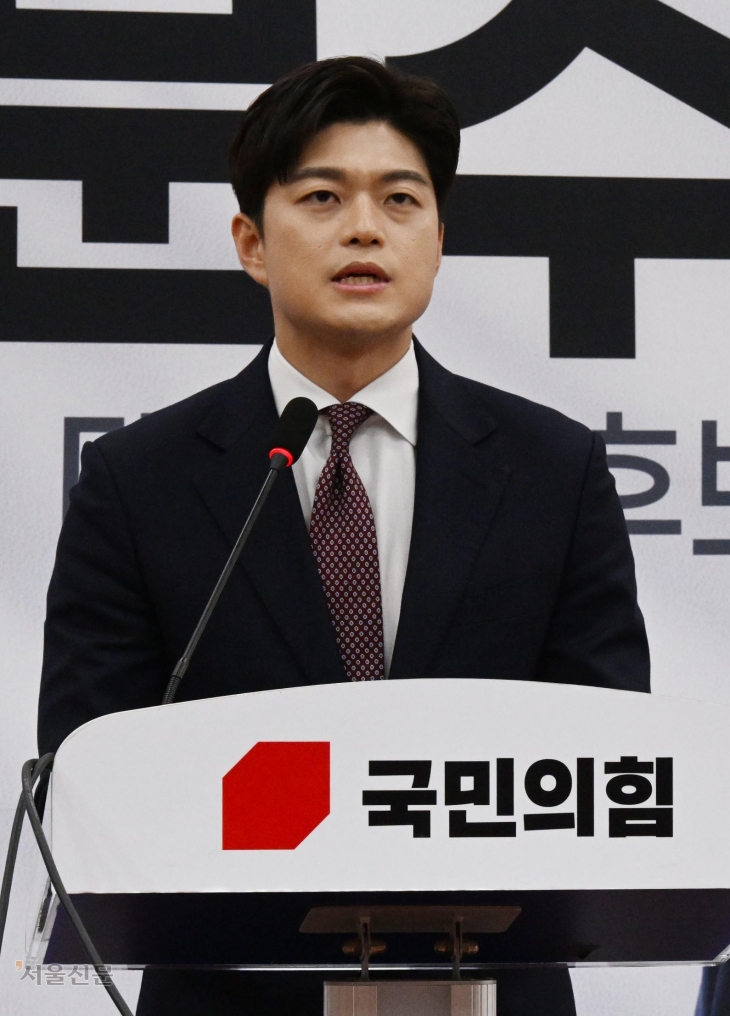 김용태 국민의힘 비상대책위원장이 15일 국회에서 기자간담회를 열고 “최대한 빠른 시일 안에 윤석열 전 대통령을 찾아뵙고 당과 대선 승리를 위해 결단해 주실 것을 요청할 것”이라며 윤 전 대통령의 탈당을 권고한다는 입장을 밝히고 있다. 안주영 전문기자