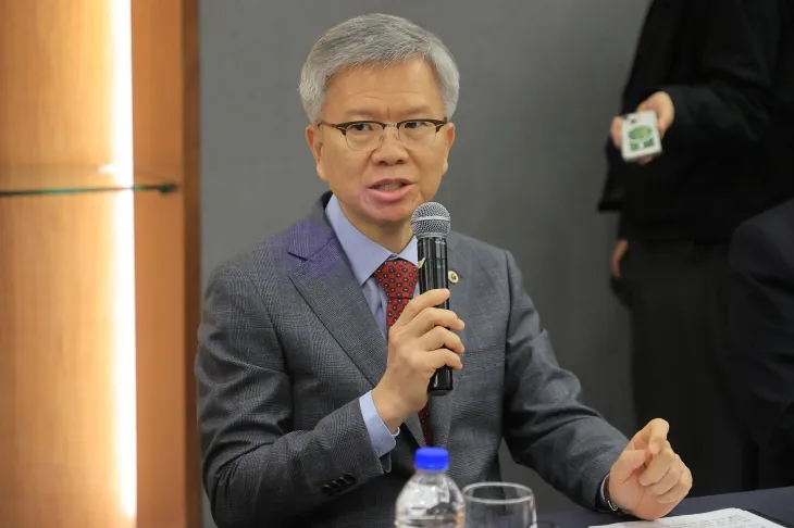 김택우 대한의사협회 회장이 지난 9일 서울 마포구 서울가든호텔에서 열린 2026년도 요양급여비용 계약 이사장-의약단체장 합동간담회에서 인사말을 하고 있다. 연합뉴스 김택우 대한의사협회 회장이 지난 9일 서울 마포구 서울가든호텔에서 열린 2026년도 요양급여비용 계약 이사장-의약단체장 합동간담회에서 인사말을 하고 있다. 연합뉴스