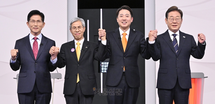18일 서울 마포구 SBS프리즘타워에서 열린 중앙선거방송토론위원회 주관 제21대 대통령선거 후보자토론회에서 각 정당 대선 후보들이 선전을 다짐하고 있다. 왼쪽부터 국민의힘 김문수, 민주노동당 권영국, 개혁신당 이준석, 더불어민주당 이재명 대선후보.2025.518국회사진기자단