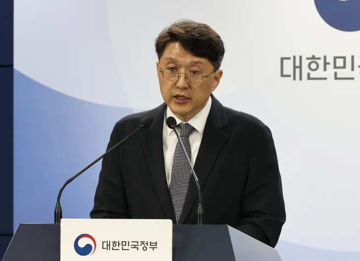 최우혁 과학기술정보통신부 정보보호네트워크정책관이 19일 서울 종로구 정부서울청사에서 SKT 침해사고 관련 민관합동 조사결과 2차 발표 브리핑을 하고 있다. 2025.5.19 연합뉴스 최우혁 과학기술정보통신부 정보보호네트워크정책관이 19일 서울 종로구 정부서울청사에서 SKT 침해사고 관련 민관합동 조사결과 2차 발표 브리핑을 하고 있다. 2025.5.19 연합뉴스
