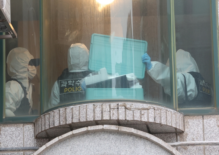 19일 경기도 시흥의 편의점과 체육공원 등에서 50대 중국동포가 시민 2명을 잇달아 흉기로 찌르는 사건이 발생해 경찰이 수사에 나선 가운데 용의자의 자택과 그 주변에서 시신 2구가 발견됐다. 사진은 시신이 발견된 건물에서 과학수사대원들이 감식을 위해 이동하는 모습. 2025.5.19. 연합뉴스