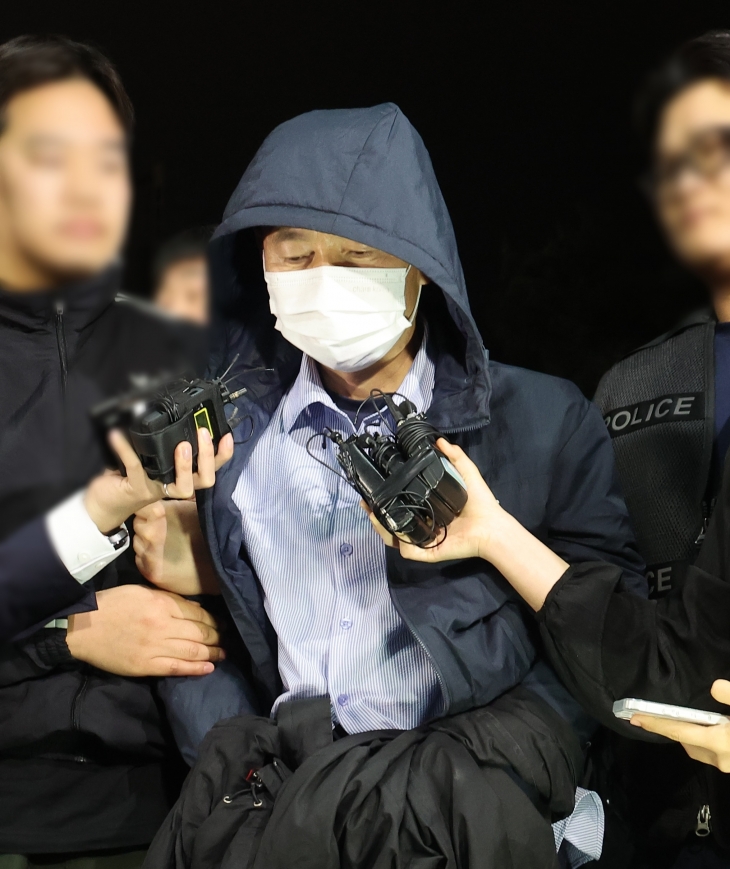 시흥 흉기사건의 용의자인 차철남이 19일 검거돼 경기 시흥경찰서로 압송되고 있다. 차철남은 이달 시흥시 정왕동 소재 자기 집 등에서 2명을 살해하고, 이날 인근의 편의점 주인과 자기집 건물주 등 2명을 흉기로 찔러 다치게 한 혐의를 받고 있다. 2025.5.19. 연합뉴스