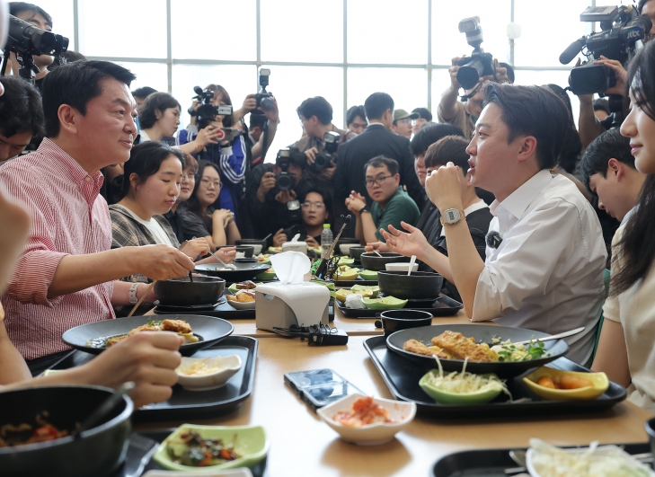 개혁신당 이준석(오른쪽) 대선 후보와 국민의힘 안철수 의원이 21일 가천대학교 글로벌캠퍼스에서 학생들과 학식을 먹으며 대화를 나누고 있다. 연합뉴스