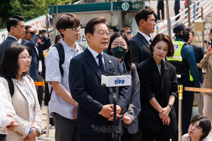 이재명 더불어민주당 후보가 29일 서울 서대문구 신촌동 주민센터에서 제 21대 대통령선거 사전투표를 마치고 기자들의 질문에 답변하고 있다. 2025.5.29 홍윤기 기자