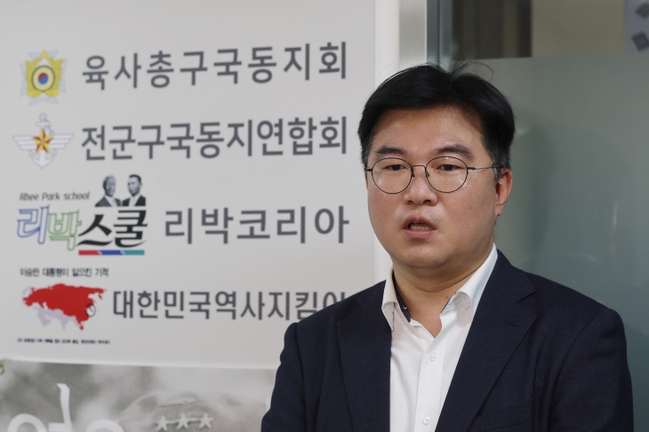 댓글 여론 조작 의혹 ‘리박스쿨’ 항의방문 나선 정준호 부단장