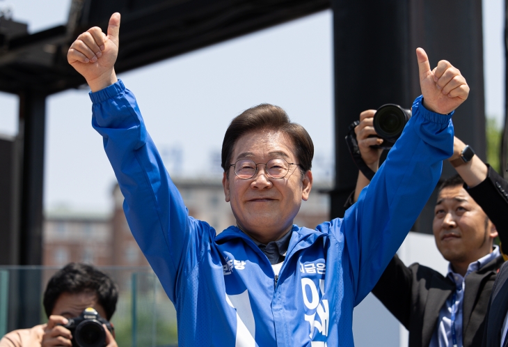 두 팔 번쩍 든 이재명