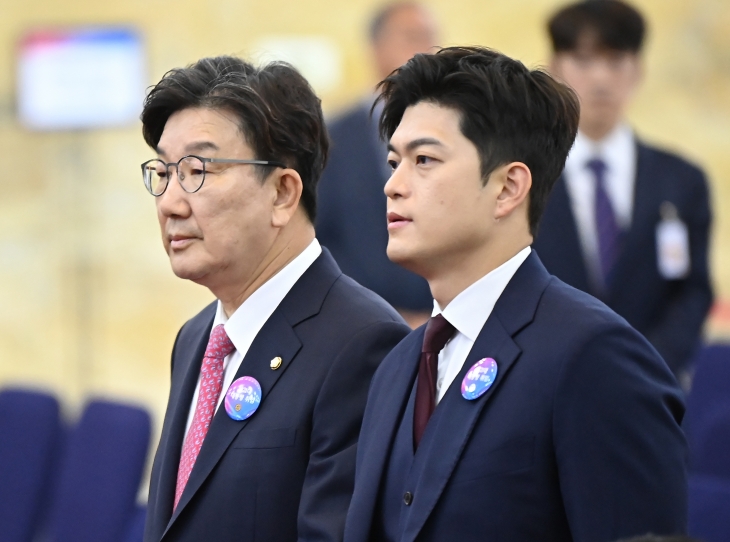 국민의힘 김용태 비상대책위원장(오른쪽)과 권성동 원내대표가 4일 국회에서 열린 제21대 대통령 취임선서식에 참석하고 있다. 국회사진기자단