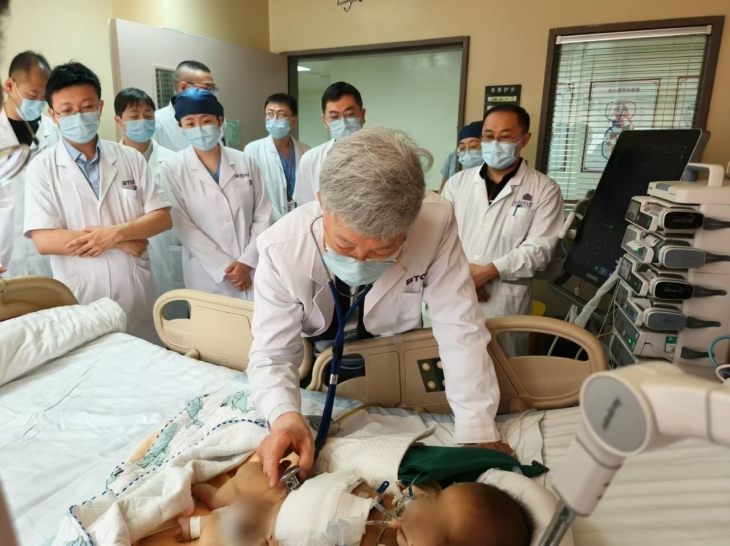 이승규 서울아산병원 간이식·간담도외과 석좌교수가 지난달 11일 중국 칭화대 부속 창궁병원에서 생체 간 이식을 받은 아기의 상태를 살펴보고 있다. 아산병원 제공
