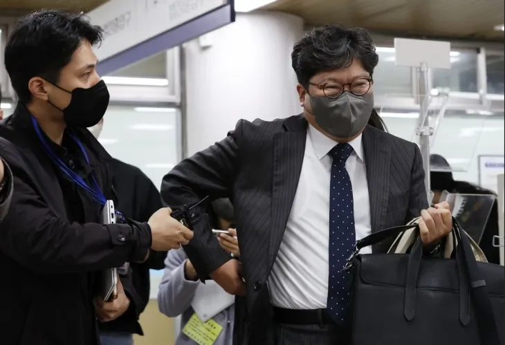 새 헌법재판관 후보자로 거론되는 이승엽 변호사가 2022년 10월 18일 허위사실 유포에 따른 공직선거법 위반 혐의로 기소된 이재명 대통령에 대한 첫 공판준비기일에 법정을 나서며 취재진의 질문을 받고 있다. 뉴스1 새 헌법재판관 후보자로 거론되는 이승엽 변호사가 2022년 10월 18일 허위사실 유포에 따른 공직선거법 위반 혐의로 기소된 이재명 대통령에 대한 첫 공판준비기일에 법정을 나서며 취재진의 질문을 받고 있다. 뉴스1